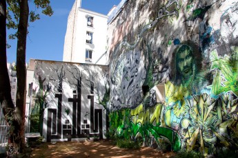 L'Atlas sur un des murs de la Forge - Rue Ramponeau 20è - Septembre 2006