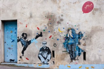Jana und Js - Rue du Moulin des Prés 13è avec des pochoirs de Jef Aérosol à côté. - Juin 2010