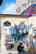 Jef Aérosol - Rue de la Buttes aux Cailles 13è - Sitting boy avec un pochoir de Jana und Js - Juin 2010