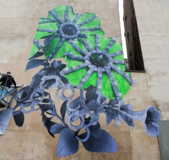 Ludo - Rue de la Fontaine au Roi 11è - Octobre 2011 "Sociomasochisme"... Affichage géant.