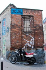 Jérôme Mesnager - Rue de l'Ourcq 19è sous un Space Invader - Février 2010