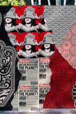 Obey - Fondation Cartier - Boulevard Raspail 14è A l'occasion de l'exposition "Né dans la rue - Graffiti" à la fondation Cartier du 7 juillet au 29 novembre 2009. - Septembre 2009