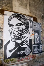 Obey - Peace - Femme au bandana - Cour du commerce Saint André 06è - Juin 2006