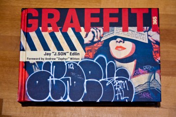 Graffiti365 aux éditions Abrams. Un livre sur le street art très instructif, il est organisé en 365 chapitres qui vont chacun parler d'un artiste, d'un événement, d'une technique, ou en tout cas d'un thème aillant trait à l'art urbain. J'ai contribué en illustrant les pages de Blek le rat, C'Tink, Claudio Ethos, Fafi et JR.