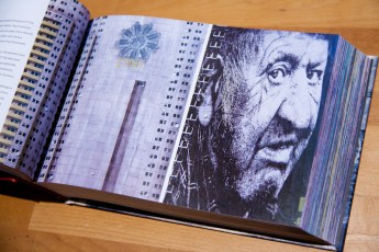 Graffiti365 aux éditions Abrams - Deux photos pour C'Tink. Un livre sur le street art très instructif, il est organisé en 365 chapitres qui vont chacun parler d'un artiste, d'un événement, d'une technique, ou en tout cas d'un thème aillant trait à l'art urbain. J'ai contribué en illustrant les pages de Blek le rat, C'Tink, Claudio Ethos, Fafi et JR.