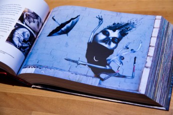 Graffiti365 aux éditions Abrams - Trois photos pour Claudio Ethos. Un livre sur le street art très instructif, il est organisé en 365 chapitres qui vont chacun parler d'un artiste, d'un événement, d'une technique, ou en tout cas d'un thème aillant trait à l'art urbain. J'ai contribué en illustrant les pages de Blek le rat, C'Tink, Claudio Ethos, Fafi et JR.