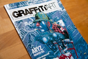 Graffiti Art #9 - Trois photos de l'autruche géante de Bonom et une du bon français de Pixel Pancho dans la rubrique Outdoor.