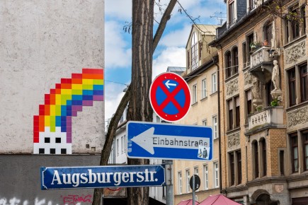 MUN_10 - Rainbow invader - Munich /// 50 pts