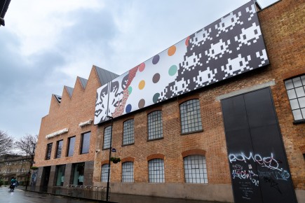 "Triple Trouble" exposition de Invader, Shepard Fairey et Damien Hirst à la Newport Street Gallery du 10 octobre 2025 au 29 mars 2026