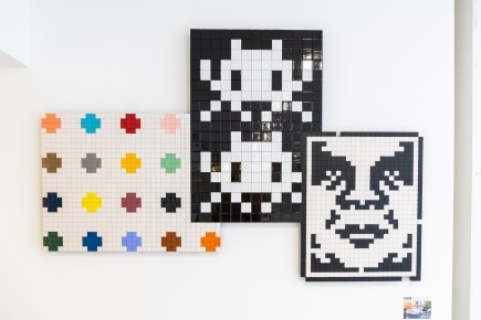 "Triple Trouble" exposition de Invader, Shepard Fairey et Damien Hirst à la Newport Street Gallery du 10 octobre 2025 au 29 mars 2026