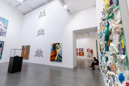"Triple Trouble" exposition de Invader, Shepard Fairey et Damien Hirst à la Newport Street Gallery du 10 octobre 2025 au 29 mars 2026
