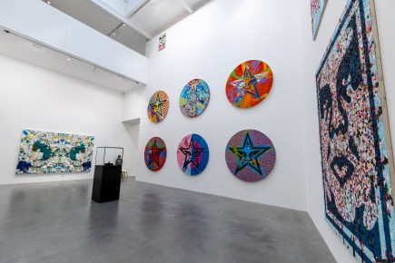 "Triple Trouble" exposition de Invader, Shepard Fairey et Damien Hirst à la Newport Street Gallery du 10 octobre 2025 au 29 mars 2026