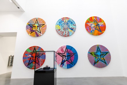 "Triple Trouble" exposition de Invader, Shepard Fairey et Damien Hirst à la Newport Street Gallery du 10 octobre 2025 au 29 mars 2026