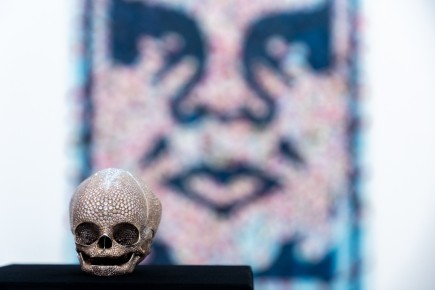 "Triple Trouble" exposition de Invader, Shepard Fairey et Damien Hirst à la Newport Street Gallery du 10 octobre 2025 au 29 mars 2026