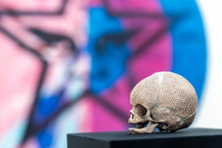 "Triple Trouble" exposition de Invader, Shepard Fairey et Damien Hirst à la Newport Street Gallery du 10 octobre 2025 au 29 mars 2026