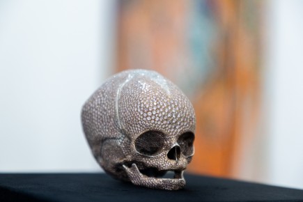 "Triple Trouble" exposition de Invader, Shepard Fairey et Damien Hirst à la Newport Street Gallery du 10 octobre 2025 au 29 mars 2026