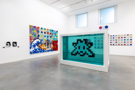 "Triple Trouble" exposition de Invader, Shepard Fairey et Damien Hirst à la Newport Street Gallery du 10 octobre 2025 au 29 mars 2026