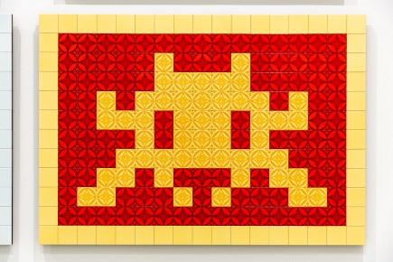 "Triple Trouble" exposition de Invader, Shepard Fairey et Damien Hirst à la Newport Street Gallery du 10 octobre 2025 au 29 mars 2026