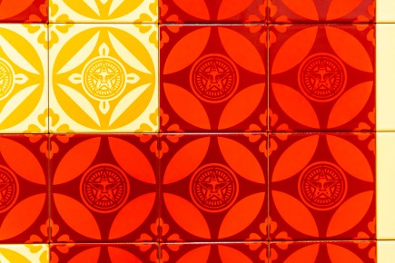 "Triple Trouble" exposition de Invader, Shepard Fairey et Damien Hirst à la Newport Street Gallery du 10 octobre 2025 au 29 mars 2026