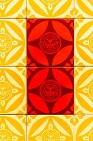 "Triple Trouble" exposition de Invader, Shepard Fairey et Damien Hirst à la Newport Street Gallery du 10 octobre 2025 au 29 mars 2026