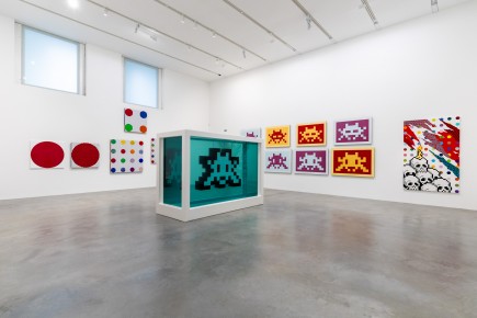 "Triple Trouble" exposition de Invader, Shepard Fairey et Damien Hirst à la Newport Street Gallery du 10 octobre 2025 au 29 mars 2026