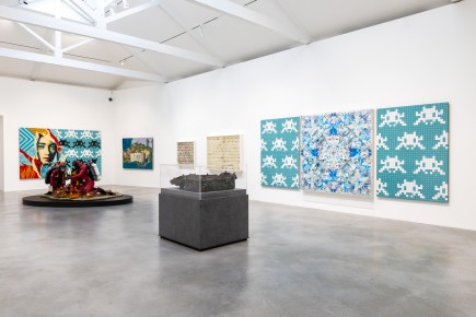 "Triple Trouble" exposition de Invader, Shepard Fairey et Damien Hirst à la Newport Street Gallery du 10 octobre 2025 au 29 mars 2026