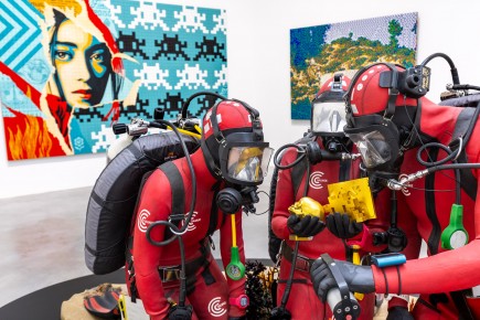 "Triple Trouble" exposition de Invader, Shepard Fairey et Damien Hirst à la Newport Street Gallery du 10 octobre 2025 au 29 mars 2026