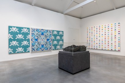 "Triple Trouble" exposition de Invader, Shepard Fairey et Damien Hirst à la Newport Street Gallery du 10 octobre 2025 au 29 mars 2026