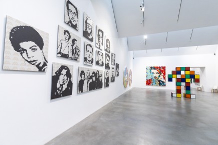 "Triple Trouble" exposition de Invader, Shepard Fairey et Damien Hirst à la Newport Street Gallery du 10 octobre 2025 au 29 mars 2026