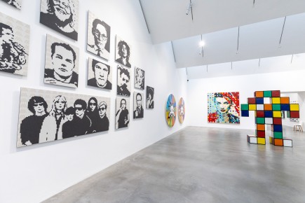 "Triple Trouble" exposition de Invader, Shepard Fairey et Damien Hirst à la Newport Street Gallery du 10 octobre 2025 au 29 mars 2026