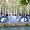 Affichage de JR sur l\'Île Saint-Louis à Paris dans le cadre de son projet