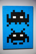 INVADER - Au delà du street art. Exposition collective au Musée de la Poste du 28 novembre 2012 au 30 mars 2013. Sont représentés : C215, Banksy, Shepard Fairey, Invader, Dran, Ludo, L'Atlas, Rero, MissTic, Swoon et Vhils, mais aussi Jef Aérosol, Ernest Pignon-Ernest et Gérard Zlotykamien.