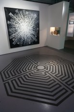 L'ATLAS - Au delà du street art. Exposition collective au Musée de la Poste du 28 novembre 2012 au 30 mars 2013. Sont représentés : C215, Banksy, Shepard Fairey, Invader, Dran, Ludo, L'Atlas, Rero, MissTic, Swoon et Vhils, mais aussi Jef Aérosol, Ernest Pignon-Ernest et Gérard Zlotykamien.