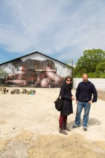 Olivier landes devant l'oeuvre de Borondo - In Situ Art Festival - Aubervilliers - Mai 2014