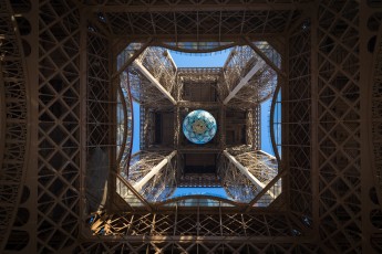 Shepard Fairey (aka Obey) - Earth Crisis - Oeuvre suspendue au coeur de la Tour Eiffel, présentée du 20 au 26 novembre 2015 à l'occasion de l'ouverture de la COP21.