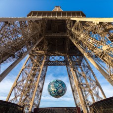 Shepard Fairey (aka Obey) - Earth Crisis - Oeuvre suspendue au coeur de la Tour Eiffel, présentée du 20 au 26 novembre 2015 à l'occasion de l'ouverture de la COP21.