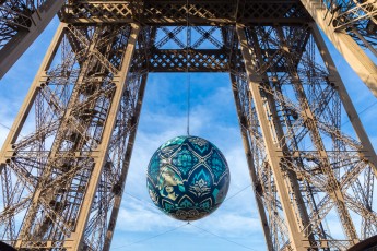 Shepard Fairey (aka Obey) - Earth Crisis - Oeuvre suspendue au coeur de la Tour Eiffel, présentée du 20 au 26 novembre 2015 à l'occasion de l'ouverture de la COP21.