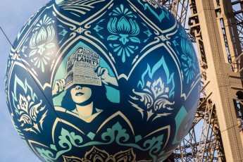 Shepard Fairey (aka Obey) - Earth Crisis - Oeuvre suspendue au coeur de la Tour Eiffel, présentée du 20 au 26 novembre 2015 à l'occasion de l'ouverture de la COP21.