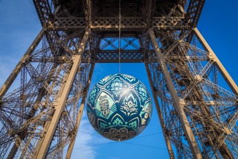 Shepard Fairey (aka Obey) - Earth Crisis - Oeuvre suspendue au coeur de la Tour Eiffel, présentée du 20 au 26 novembre 2015 à l'occasion de l'ouverture de la COP21.