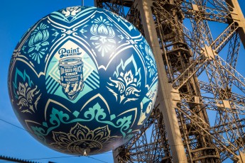 Shepard Fairey (aka Obey) - Earth Crisis - Oeuvre suspendue au coeur de la Tour Eiffel, présentée du 20 au 26 novembre 2015 à l'occasion de l'ouverture de la COP21.