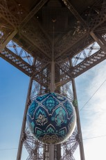 Shepard Fairey (aka Obey) - Earth Crisis - Oeuvre suspendue au coeur de la Tour Eiffel, présentée du 20 au 26 novembre 2015 à l'occasion de l'ouverture de la COP21.