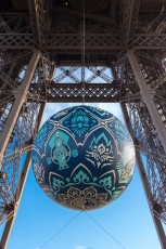 Shepard Fairey (aka Obey) - Earth Crisis - Oeuvre suspendue au coeur de la Tour Eiffel, présentée du 20 au 26 novembre 2015 à l'occasion de l'ouverture de la COP21.