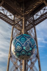 Shepard Fairey (aka Obey) - Earth Crisis - Oeuvre suspendue au coeur de la Tour Eiffel, présentée du 20 au 26 novembre 2015 à l'occasion de l'ouverture de la COP21.