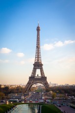 Shepard Fairey (aka Obey) - Earth Crisis - Oeuvre suspendue au coeur de la Tour Eiffel, présentée du 20 au 26 novembre 2015 à l'occasion de l'ouverture de la COP21.