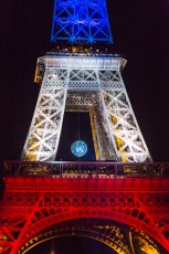 Shepard Fairey (aka Obey) - Earth Crisis - Oeuvre suspendue au coeur de la Tour Eiffel, présentée du 20 au 26 novembre 2015 à l'occasion de l'ouverture de la COP21.