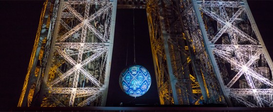 Shepard Fairey (aka Obey) - Earth Crisis - Oeuvre suspendue au coeur de la Tour Eiffel, présentée du 20 au 26 novembre 2015 à l'occasion de l'ouverture de la COP21.