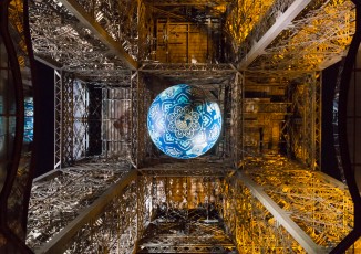 Shepard Fairey (aka Obey) - Earth Crisis - Oeuvre suspendue au coeur de la Tour Eiffel, présentée du 20 au 26 novembre 2015 à l'occasion de l'ouverture de la COP21.