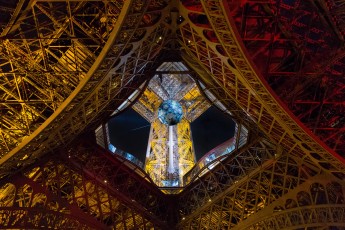 Shepard Fairey (aka Obey) - Earth Crisis - Oeuvre suspendue au coeur de la Tour Eiffel, présentée du 20 au 26 novembre 2015 à l'occasion de l'ouverture de la COP21.