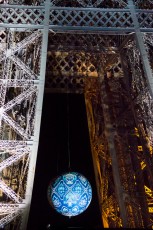 Shepard Fairey (aka Obey) - Earth Crisis - Oeuvre suspendue au coeur de la Tour Eiffel, présentée du 20 au 26 novembre 2015 à l'occasion de l'ouverture de la COP21.