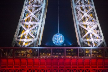 Shepard Fairey (aka Obey) - Earth Crisis - Oeuvre suspendue au coeur de la Tour Eiffel, présentée du 20 au 26 novembre 2015 à l'occasion de l'ouverture de la COP21.